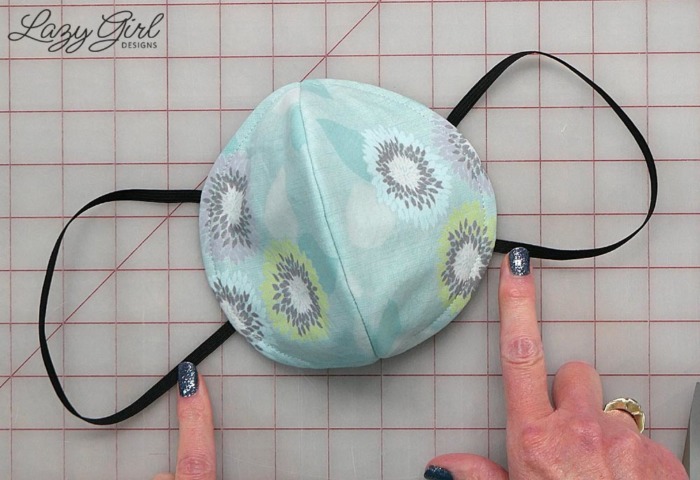 How to tie the elastic adjustable strap for the mask. 
